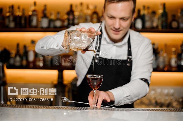 寒夜暖光 高脚杯中的冷冽威士忌